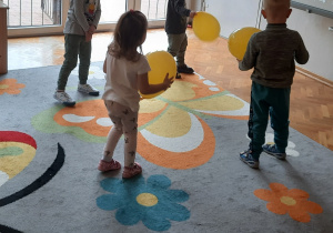 Dzieci bawią się z balonami przy muzyce
